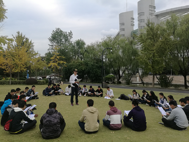 5c40211b8b931.png 2.草坪上的“十九大”主题团课.png