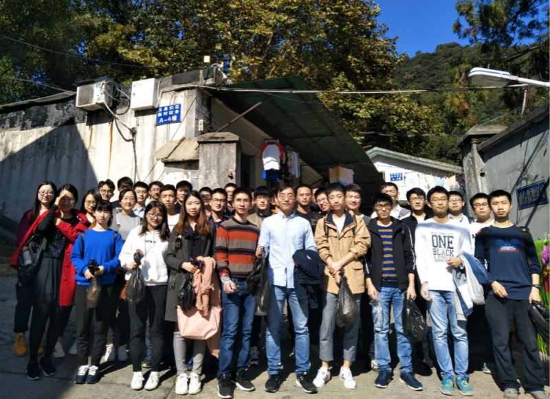 5c40215ed1d8e.jpg 4.捡拾垃圾,保护我们的绿水青山.jpg