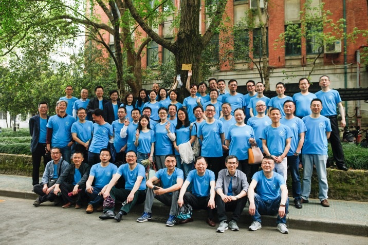 5cc81305ec2bf.jpg 图2,教二路边合影,微信图片_20190430164454.jpg