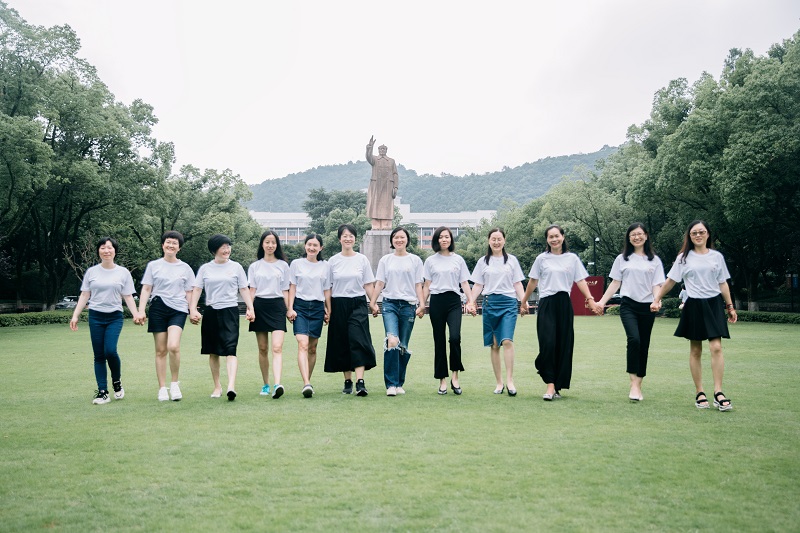 5d295efdd5a0b.jpg 图4,电自95级全体女生2,微信图片_20190713121106.jpg