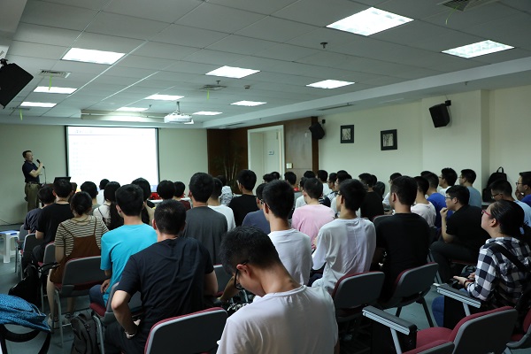 5b4600ff70e43.JPG 2.大家听林平老师做介绍.JPG