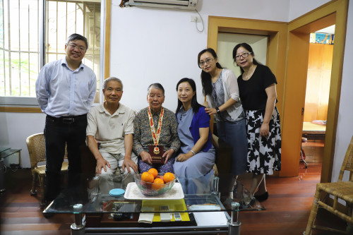 5d91bd451146e.jpg 朱佩英_副本.jpg