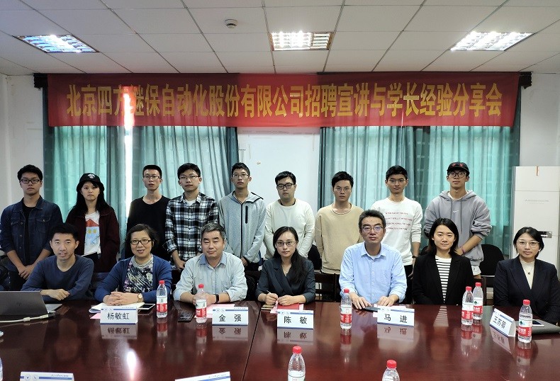 5db42450ddd72.jpg 插图3,合影.jpg